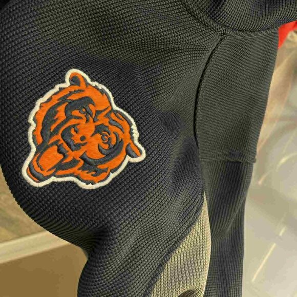 GIII Apparel Group Chicago Bears sweater - Picture 4 of 5